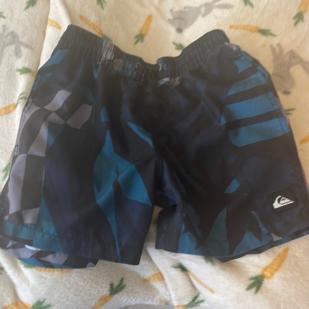 Quiksilver board short boy size 10! Shortie that are stylist gently wore!!